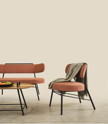 Komplektā 4 gab. Sofa, 2 krēsli, solīda galds, sēdētava, audums, koks, dizainers.