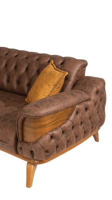 Trīsvietīga dīvāna luksusa sēdekļi Chesterfield ādas brūnā dizaina dzīvojamā istaba.