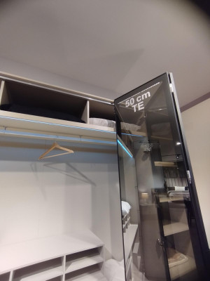 Jauns un moderns guļamistabas augstas kvalitātes skapis ar eleganta dizaina.