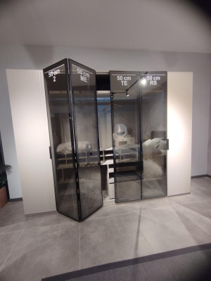 Jauns un moderns guļamistabas augstas kvalitātes skapis ar eleganta dizaina.