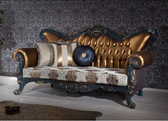Izsmalcināta sofa klasiskā stilā ar zelta elementiem dzīvojamajai istabai