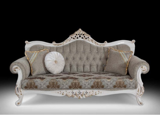 Klasiska sofa ar Chesterfield dizainu dzīvojamā telpā Pelēks dzīvojamā telpa