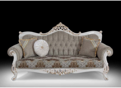 Klasiska sofa ar Chesterfield dizainu dzīvojamā telpā Pelēks dzīvojamā telpa