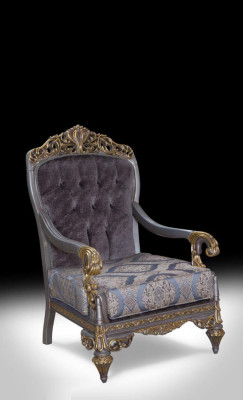 Elegants klasiskais krēsls ar dekoratīvām rakstainīm, kas veidots Chesterfield dizainā.