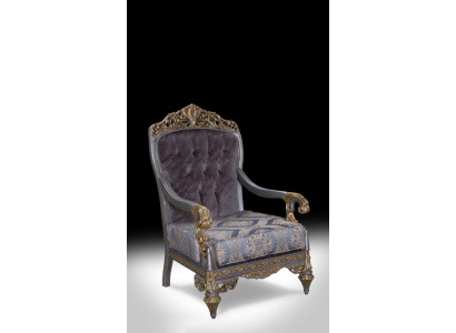 Elegants klasiskais krēsls ar dekoratīvām rakstainīm, kas veidots Chesterfield dizainā.
