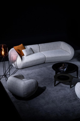 Pelēka luksusa četrmetros sofa luksusa krēsli tērpušās mēbeles