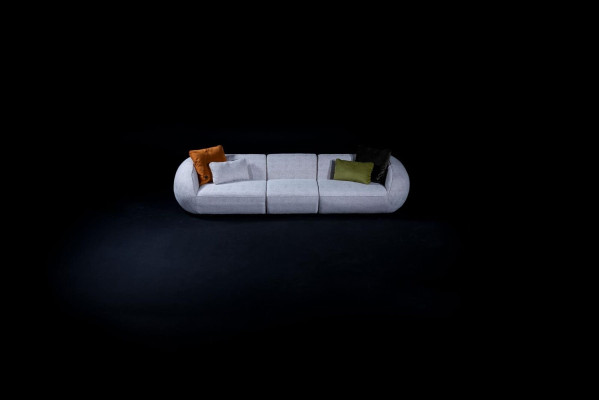 Sofa ar polsteru Lielais pieccērtains dzīvojamais istabas dīvāns Moderna tekstila mēbeles