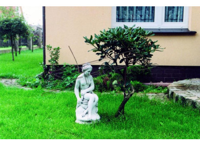 Dāmu figūru statuja figūras statujas skulptūra skulptūras dārzā.