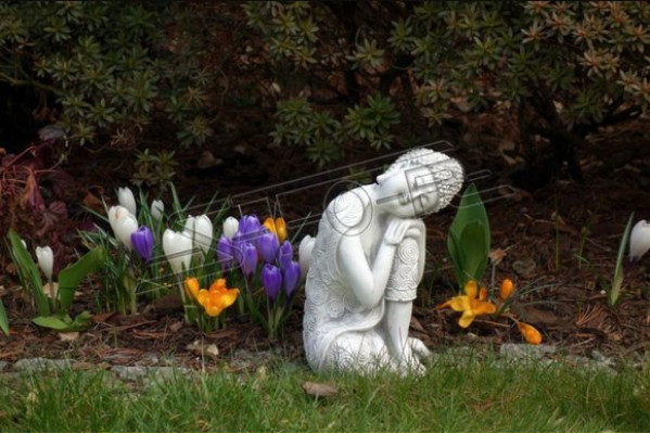 Dekoratīvā Buddha skulptūra akmens stilā. Liela skulptūra dārza figūrai.