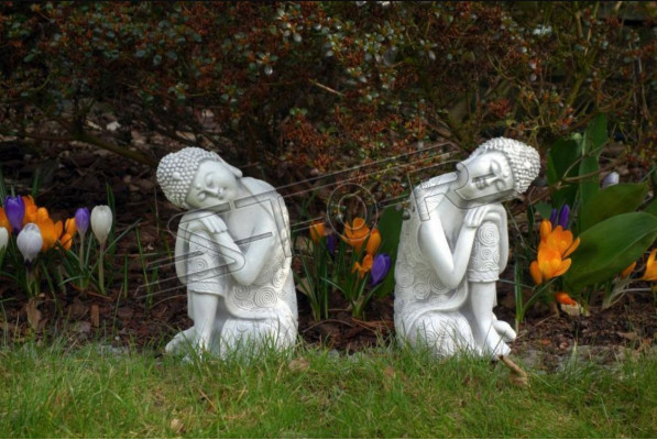 Dekoratīvā Buddha skulptūra akmens stilā. Liela skulptūra dārza figūrai.