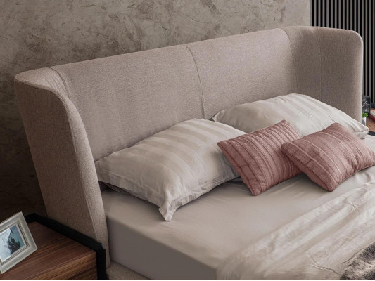 Mūsdienīgs beige divvietīgs gultas istabas komplekts ar diviem naktsstendiem, luksusa jaunām mēbelēm.