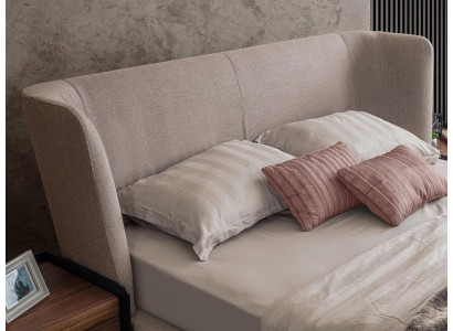 Mūsdienīgs beige divvietīgs gultas istabas komplekts ar diviem naktsstendiem, luksusa jaunām mēbelēm.