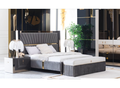 Luksusa gulta 180x200 cm ar koka galvadēliem un 2 naktsplauktiem Itālijas mēbeļu veikalā.
