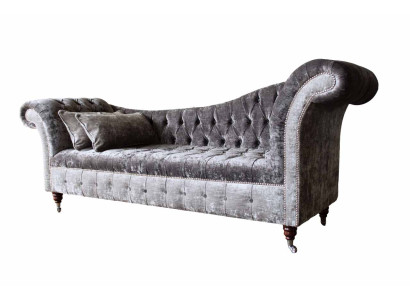 Luksusa, klasiska dīvāna Chesterfield stilā bagātīgā sudrabainā krāsā