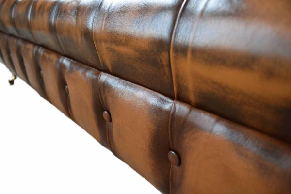 Dīvāns ar četrām sēdvietām, Chesterfield dizains, luksusa dīvāns, jaunas brūnas krāsas.