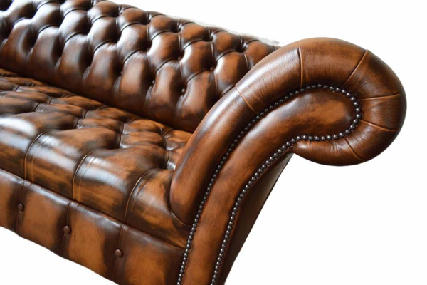 Dīvāns ar četrām sēdvietām, Chesterfield dizains, luksusa dīvāns, jaunas brūnas krāsas.