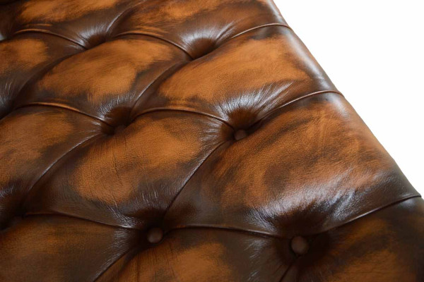 Chesterfield 3 sēdvietas dīvāns no ādas ar polsteri un brūnu sēdētāju - jauns dīvāns.