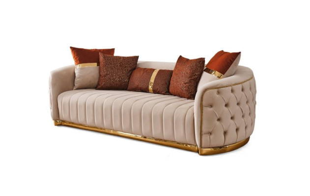 Beisā tekstila trīsvietīgais modernais dizaineru luksusa dīvāns "Chesterfield" beisā.