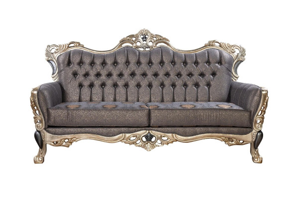 Klasiska 3-vietīga baltā krāsas auduma mīkstā sofa ar tekstila sēdekli un dizainu.