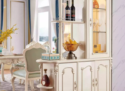 Vēsturiski baltas krāsas ēdamistabas bārs skapis jauna luksusa stilā.