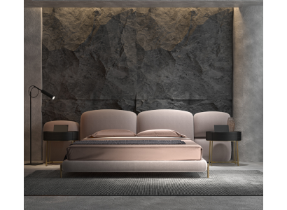 Lielā guļamistaba divguļamā gulta ar dizainera platu auduma galvada apdari.