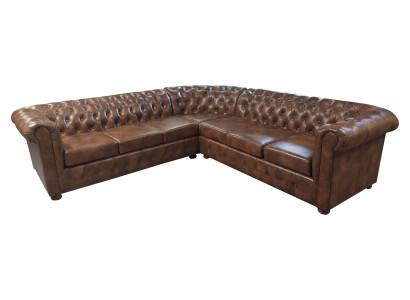 Chesterfield stūra dīvāns L-formā no ādas dzīvojamajā istabā Brūns dīvāni stūra leņķī.