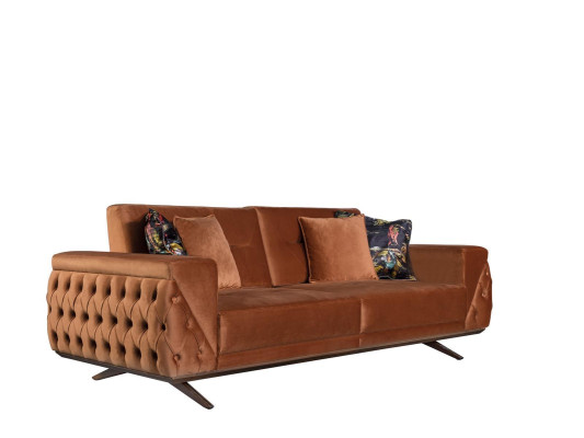 Brūnais auduma trīsvietīgais Chesterfield dīvāns ar polsteri.