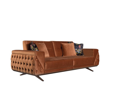 Brūnais auduma trīsvietīgais Chesterfield dīvāns ar polsteri.