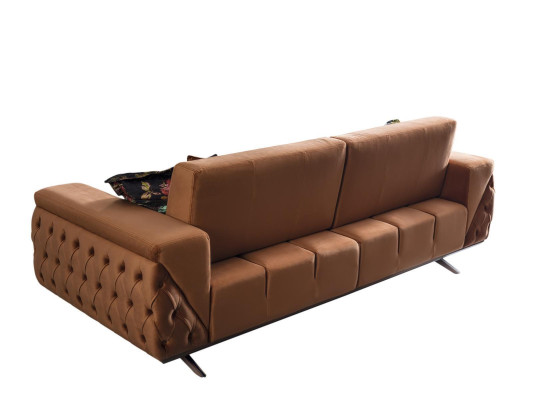 Brūnais auduma trīsvietīgais Chesterfield dīvāns ar polsteri.