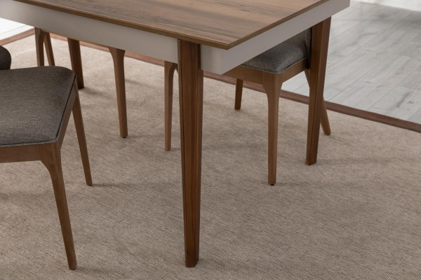 Pilnīgs ēdamistabas komplekts − ēdamgalds ar 4 brūniem ar polsteri sedekļiem, 5 gab. komplektā.