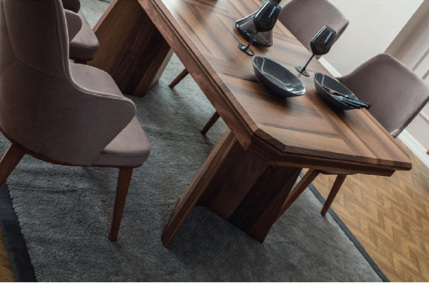 Pilnīga ēdamzonas dizaineru komplekta koka ēdamgaldi ar 6 polsterētiem krēsliem.