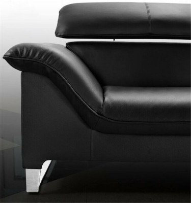 Sofas komplekts ar ādas dīvānu un trīs sēdvietu dīvānu ar kristālaptaisu.