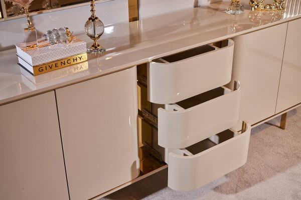 Dzīvojamās istabas plaukts ar spoguļiem. Materiāls - koks ar metālu. Stils - moderns. Krāsa - beige.