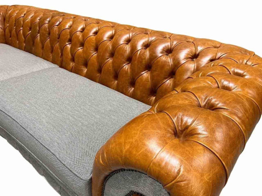 Klasiskā 4-vietīgā Chesterfield dīvāns brūnā krāsā - augstas kvalitātes tekstils un elegants ādas dizains