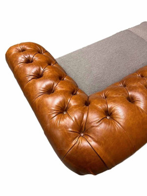 Klasiskā 4-vietīgā Chesterfield dīvāns brūnā krāsā - augstas kvalitātes tekstils un elegants ādas dizains