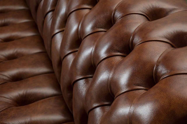 Dīvāns 4 sēdvietas Lukss mēbeles Česterfīldas āda brūna dizaina moderns stils