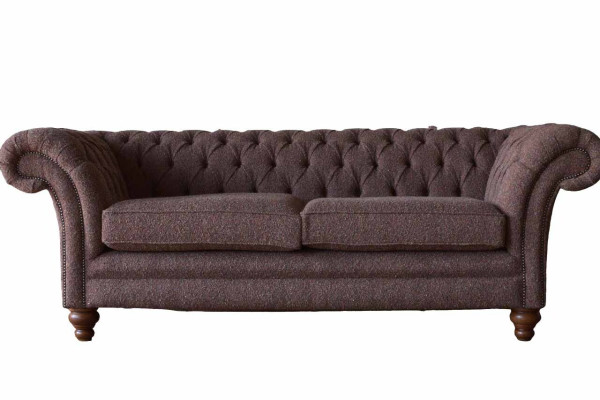Lielais Chesterfield angļu klasiskais stils dīvāns gulta ar 3 sēdvietās, polsterēts, 230 cm plats.