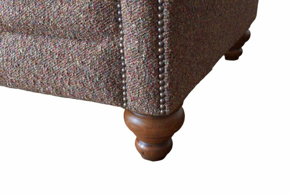 Lielais Chesterfield angļu klasiskais stils dīvāns gulta ar 3 sēdvietās, polsterēts, 230 cm plats.