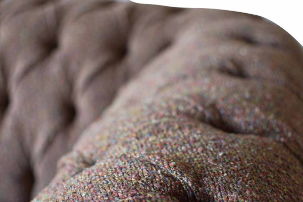 Lielais Chesterfield angļu klasiskais stils dīvāns gulta ar 3 sēdvietās, polsterēts, 230 cm plats.