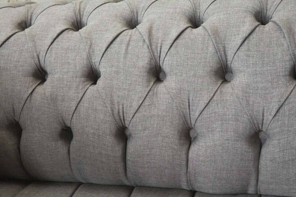 Chesterfield 3 sēdvietu auduma dīvāns modernā stilā pelēkā krāsā.