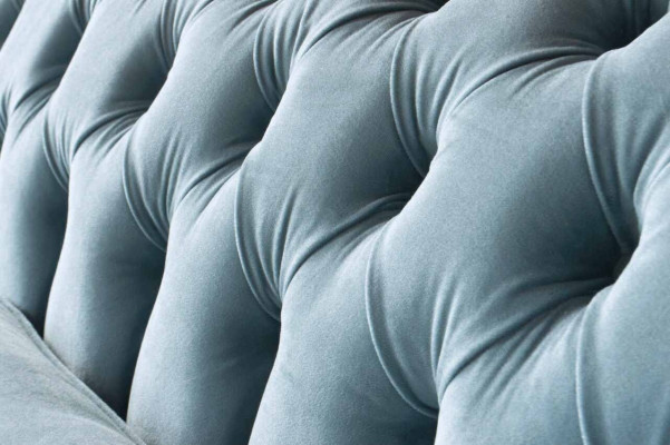 Chesterfield 3 sēdvietu auduma mīkstais dīvāns ar jaunāko stilu audumu modernajā stilā