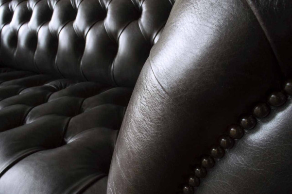 Trīsējama Chesterfield sofa 3 sēdvietu dīvāns brūns ādas dzīvojamā istaba augstā izpildījumā.