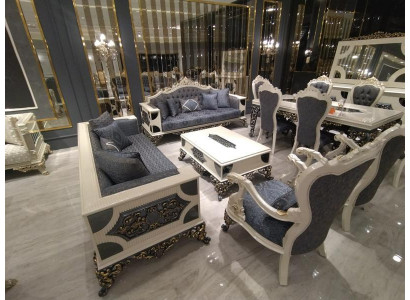 Luksusa komplekts ar diviem elegantiem 3-vietīgiem dīvāniem no augstas kvalitātes materiāliem.