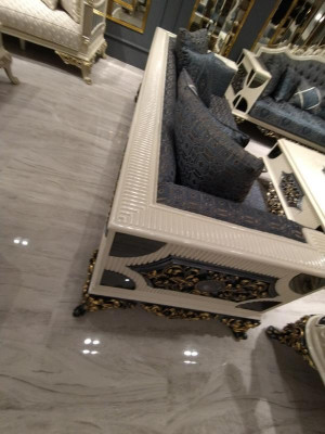 Luksusa komplekts ar diviem elegantiem 3-vietīgiem dīvāniem no augstas kvalitātes materiāliem.