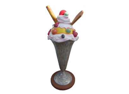Saldejuma figura statuja uz stativelējuma ledus saldējuma zālē restorānu gastronomijā figūra 165 cm