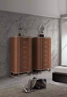 Komplekts moderno dizainu guļamistabai, 2 modernas komodes un stilīgs sāninstrumentu skapis.