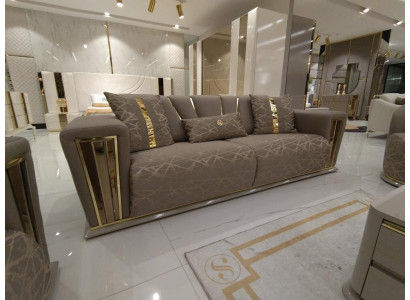 Dīvāns 3-vietīgs ar tekstilu un koka elementiem. Moderns dīvāns ar auduma pārklājumu. Sofa dizaina luksusa jauna modeļa dīvāns.