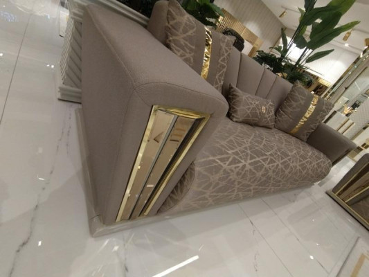 Dīvāns 3-vietīgs ar tekstilu un koka elementiem. Moderns dīvāns ar auduma pārklājumu. Sofa dizaina luksusa jauna modeļa dīvāns.