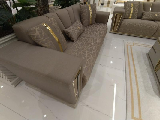 Dīvāns 3-vietīgs ar tekstilu un koka elementiem. Moderns dīvāns ar auduma pārklājumu. Sofa dizaina luksusa jauna modeļa dīvāns.