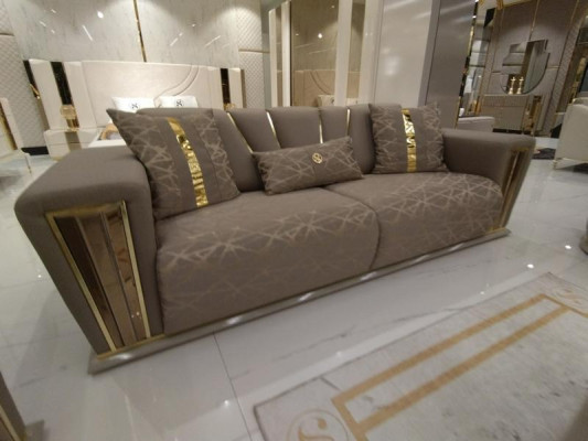 Dīvāns 3-vietīgs ar tekstilu un koka elementiem. Moderns dīvāns ar auduma pārklājumu. Sofa dizaina luksusa jauna modeļa dīvāns.